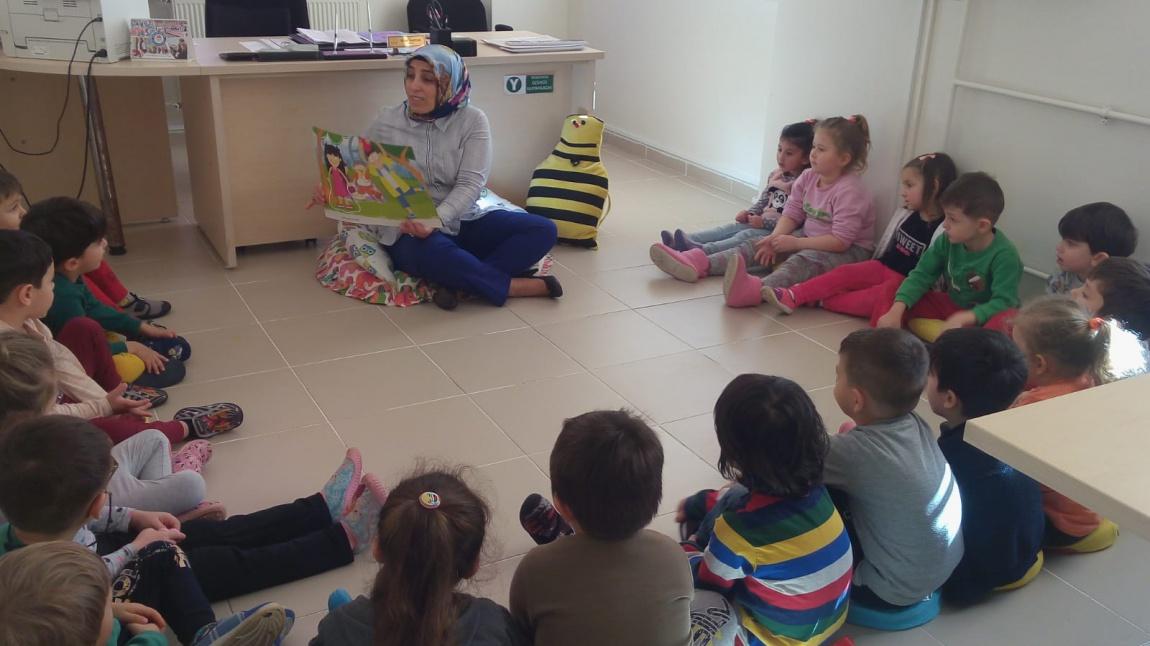 Okul Müdürümüz Fatma SARITAŞ, 'Makamdan Masala' projesi kapsamında okulumuz öğrencilerine hikaye okudu.